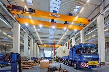 Zweiträgerlaufkran mit LED-Lichtlinie in Schwerlastterminal