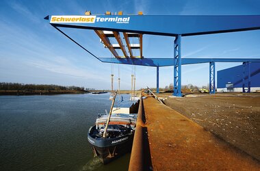 Zweiträgerlaufkrane ausgestattet mit Regenschutzhauben und Windmesssystem