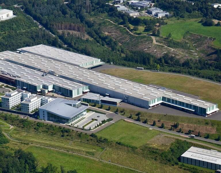 Luftaufnahme des Standorts von ABUS Kransysteme GmbH mit Produktionshallen der Laufkrane und Komponenten und dem KranHaus in Herreshagen