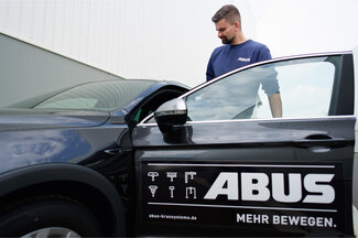 Service eines ABUS Mitarbeiters an Seilzug mit Hebebühne