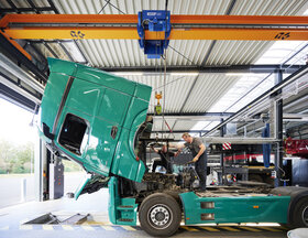 ABUS Einträger-Laufkran in der Lkw Werkstatt Herbrand Fichtenhain in Krefeld 